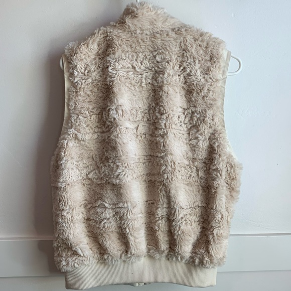 Lemon Tart Cream Faux Fur Zip Up Vest - Picture 2 of 5